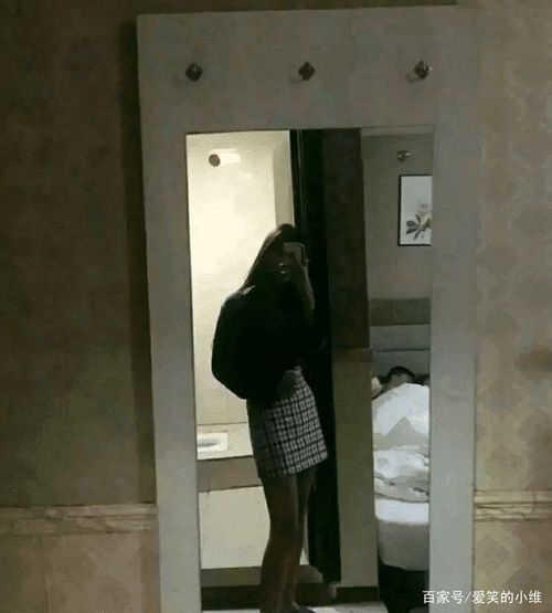 女友说和女同事合租,但我却在她手机上看见这自拍 哈哈绿爆了