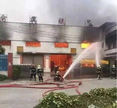 突发新闻 大涌女子出租屋内遇害，南头纸品厂突发火灾